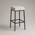 Sgabello da bar imbottito rettangolare in tessuto poliestere beige con struttura in acciaio nero 45 x 50 x 100 cm